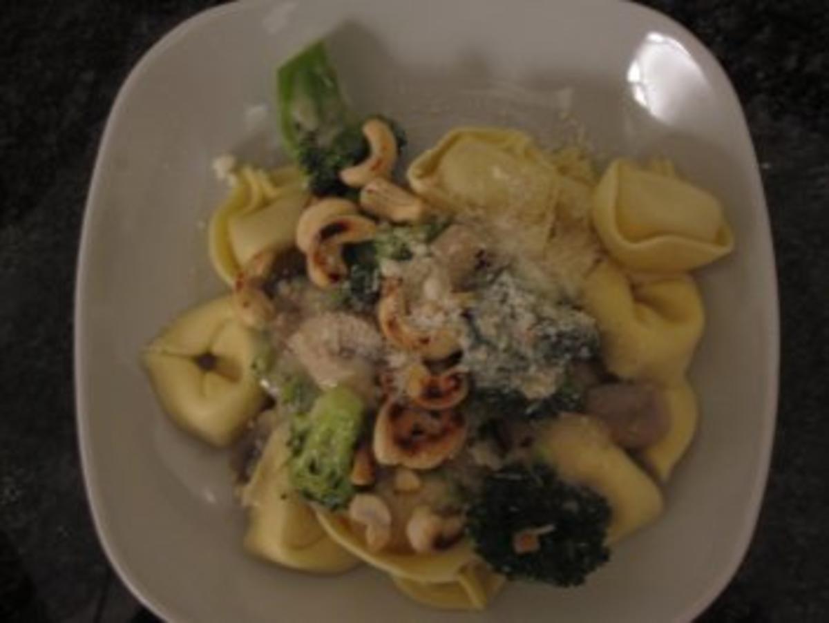 Spinat-Ricotta-Tortellini mit Broccoli-Champignon-Sauce - Rezept - Bild Nr. 10