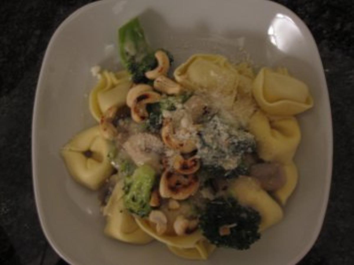 Spinat Ricotta Tortellini mit Broccoli Champignon Sauce - schnell ...