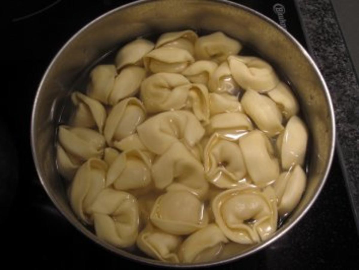 Spinat-Ricotta-Tortellini mit Broccoli-Champignon-Sauce - Rezept - Bild Nr. 8