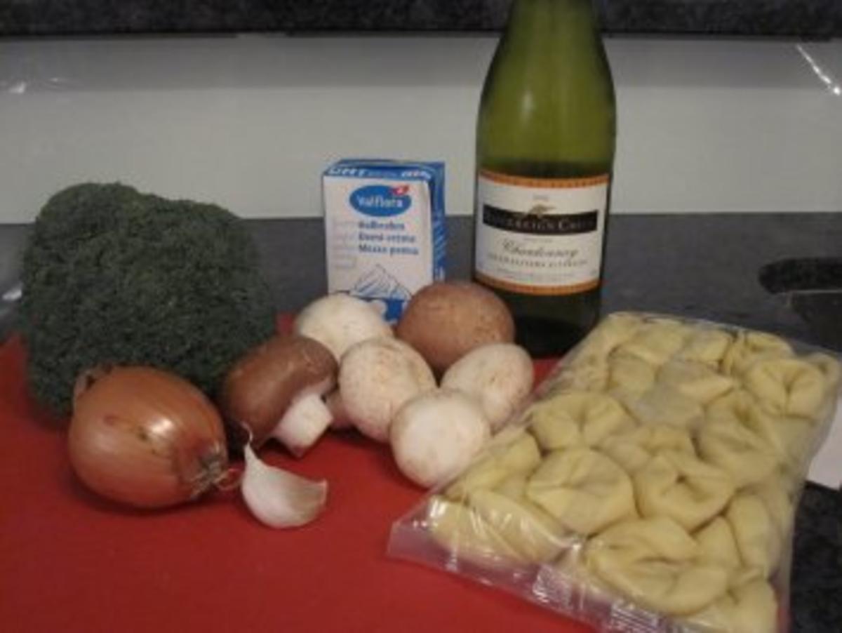 Spinat-Ricotta-Tortellini mit Broccoli-Champignon-Sauce - Rezept - Bild Nr. 3