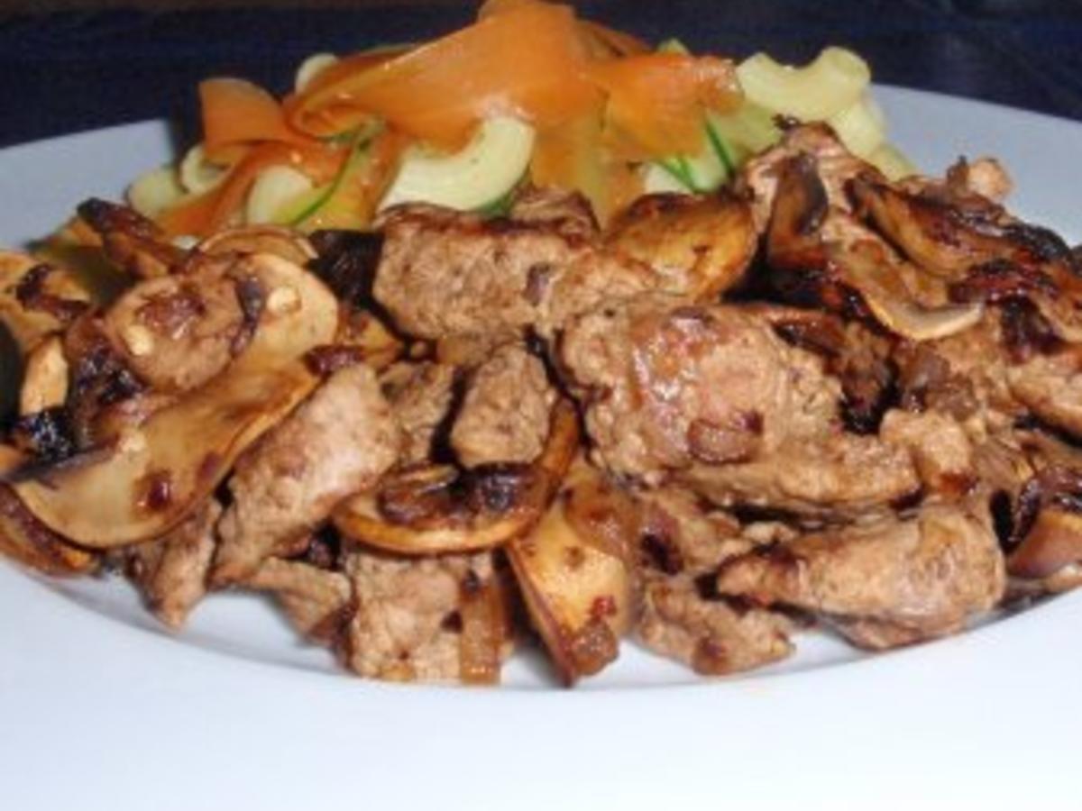 Gemüse-Nudeln mit gebratenen Filetstreifen und Champignons - Rezept ...