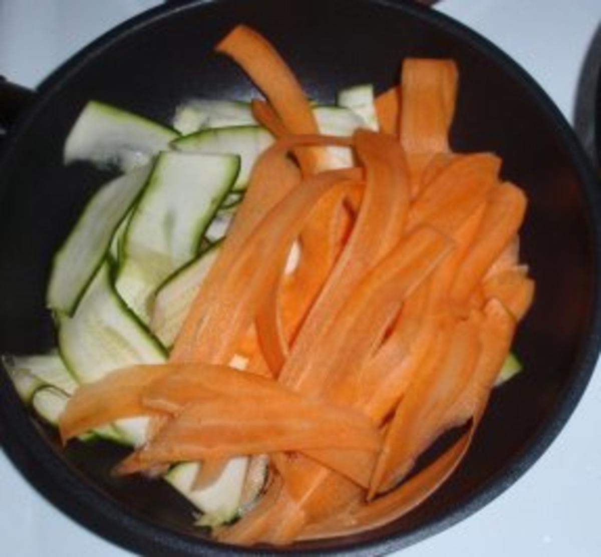 Gemüse-Nudeln mit gebratenen Filetstreifen und Champignons - Rezept - Bild Nr. 2