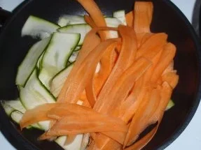 Gemüse-Nudeln mit gebratenen Filetstreifen und Champignons - Rezept - Bild Nr. 2