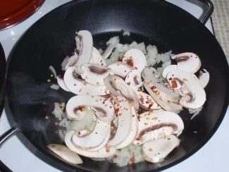 Gemüse-Nudeln mit gebratenen Filetstreifen und Champignons - Rezept - Bild Nr. 3