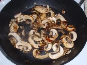 Gemüse-Nudeln mit gebratenen Filetstreifen und Champignons - Rezept - Bild Nr. 4