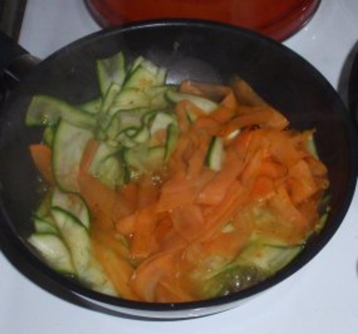 Gemüse-Nudeln mit gebratenen Filetstreifen und Champignons - Rezept - Bild Nr. 5