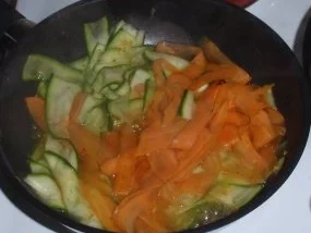 Gemüse-Nudeln mit gebratenen Filetstreifen und Champignons - Rezept - Bild Nr. 5