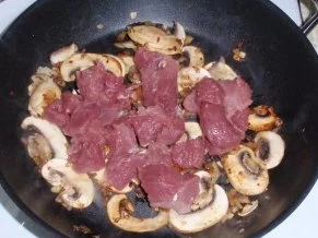 Gemüse-Nudeln mit gebratenen Filetstreifen und Champignons - Rezept - Bild Nr. 6