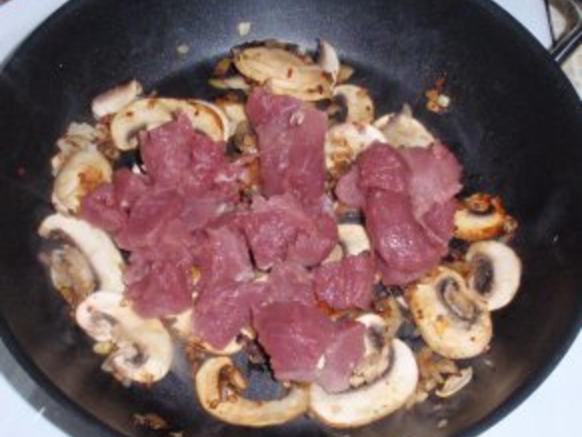 Gemüse-Nudeln mit gebratenen Filetstreifen und Champignons - Rezept ...
