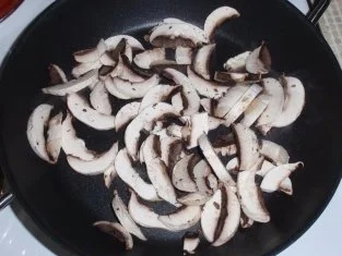 Nudelsalat mit gebratenen Schinkenstreifen- Champignons - Rezept - Bild Nr. 2