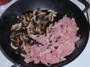 Nudelsalat mit gebratenen Schinkenstreifen- Champignons - Rezept - Bild Nr. 3