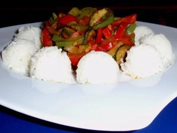 Rezept: Basmatireis-Bällchen mit scharfen Gemüse Basmatireis-Bällchen mit scharfen Gemüse - Rezept