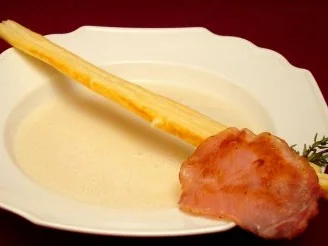 Thymianschaumsuppe mit Schinken und Blätterteigstangerl - Rezept - Bild Nr. 2