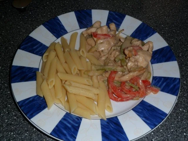 Rezept: Hähnchengeschnetzeltes in Kokos - Erdnuss - Soße Hähnchengeschnetzeltes in Kokos - Erdnuss - Soße - Rezept