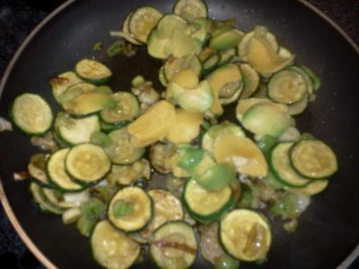 Gegrillter Lachs mit Zucchini-Avocado-Gemüse - Rezept - Bild Nr. 5