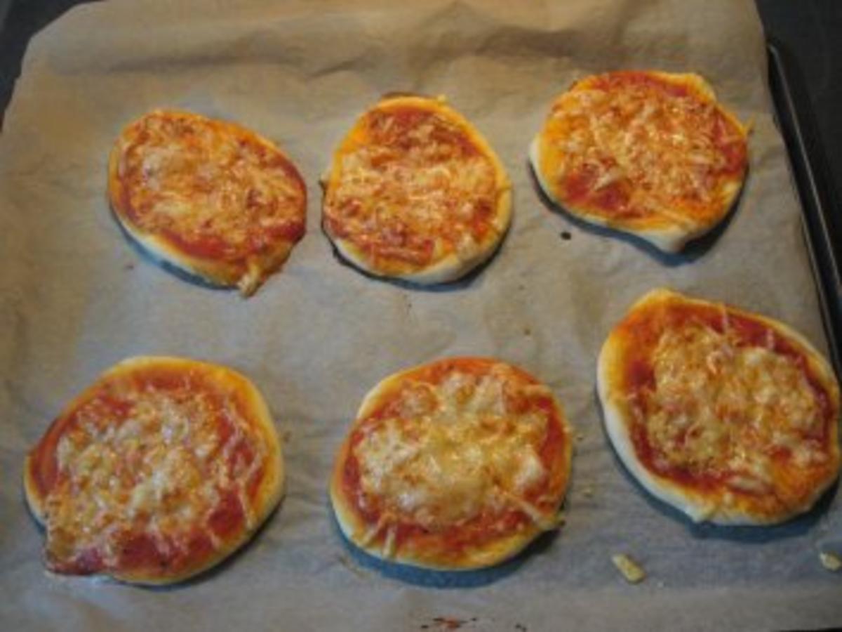 Mini Pizzen - Rezept mit Bild - kochbar.de