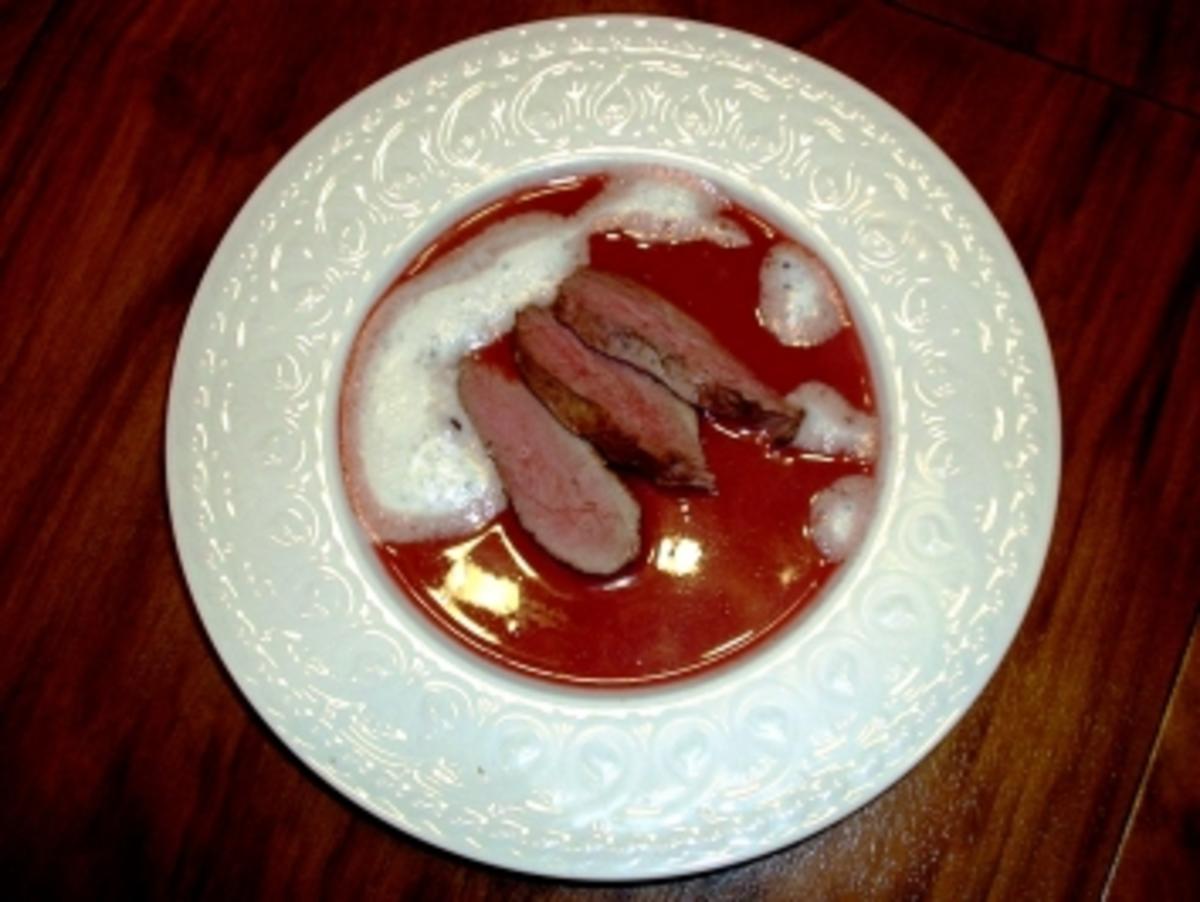 Rotes Pflaumensüppchen mit rosa Entenbrust und Amaretto-Ingwer-Schaum - Rezept