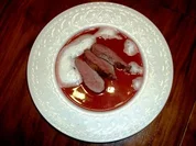 Rezept: Rotes Pflaumensüppchen mit rosa Entenbrust und Amaretto-Ingwer-Schaum Rotes Pflaumensüppchen mit rosa Entenbrust und Amaretto-Ingwer-Schaum - Rezept