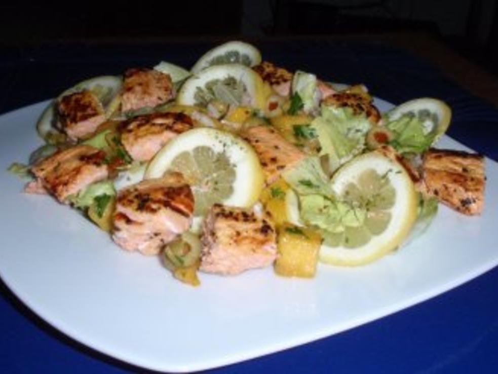 *Schlemmer*-Salat mit gebratenem Lachs - schnell &amp; einfach - 249 kcal/100g