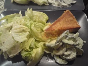 Backcamembert mit Eisberg- und  Gurkensalat - Rezept - Bild Nr. 2