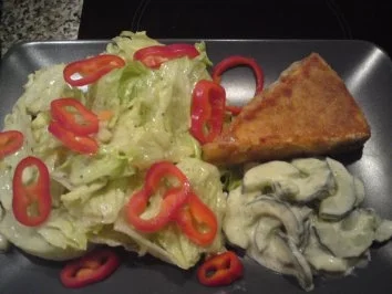 Backcamembert mit Eisberg- und  Gurkensalat - Rezept - Bild Nr. 3