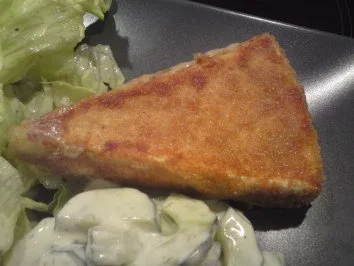 Backcamembert mit Eisberg- und  Gurkensalat - Rezept