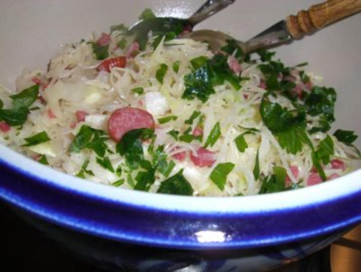 Krautsalat mit Speck und Wurst - Rezept