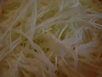 Rezept: Krautsalat mit Speck und Wurst Bild Nr. 3 Krautsalat mit Speck und Wurst - Rezept - Bild Nr. 3