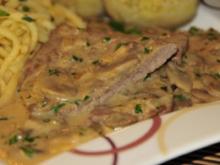 Schnitzel vom Angusrind mit Champignon-Sahne-Sauce - Rezept