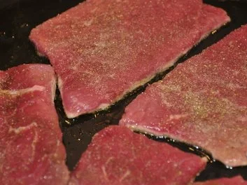 Rezept: Schnitzel vom Angusrind mit Champignon-Sahne-Sauce Bild Nr. 2 Schnitzel vom Angusrind mit Champignon-Sahne-Sauce - Rezept - Bild Nr. 2