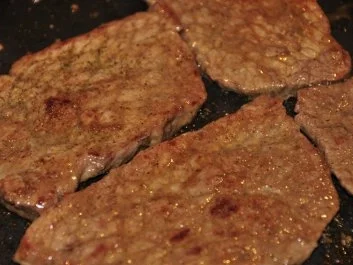 Rezept: Schnitzel vom Angusrind mit Champignon-Sahne-Sauce Bild Nr. 3 Schnitzel vom Angusrind mit Champignon-Sahne-Sauce - Rezept - Bild Nr. 3