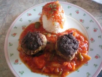 Rezept: Paprikagemüse mit Frikadellen und Reis Paprikagemüse mit Frikadellen und Reis - Rezept