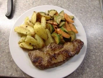 Rindersteak mit Zucchini-Möhrengemüse und Kartoffelrösti - Rezept - Bild Nr. 7
