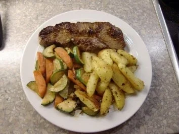 Rindersteak mit Zucchini-Möhrengemüse und Kartoffelrösti - Rezept - Bild Nr. 8