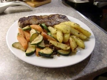 Rindersteak mit Zucchini-Möhrengemüse und Kartoffelrösti - Rezept