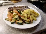 Rindersteak mit Zucchini-Möhrengemüse und Kartoffelrösti - Rezept