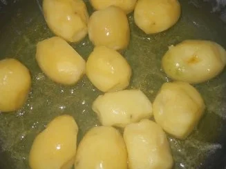 Gefüllte Schollenröllchen mit Rosmarin-Drillingen und Knoblauch-Zuckerschoten - Rezept - Bild Nr. 6