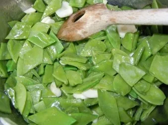 Gefüllte Schollenröllchen mit Rosmarin-Drillingen und Knoblauch-Zuckerschoten - Rezept - Bild Nr. 7