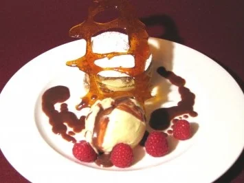 Mille-feuille vom Nusspalatschinken an Nougat-Rosmarinsoße - Rezept