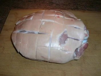 Rezept: Spanferkel-Krustenbraten mit lauwarmem Kartoffelsalat (deftige Hausmannskost: unsere Art) Bild Nr. 3 Spanferkel-Krustenbraten mit lauwarmem Kartoffelsalat (deftige Hausmannskost: unsere Art) - Rezept - Bild Nr. 3