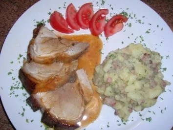 Rezept: Spanferkel-Krustenbraten mit lauwarmem Kartoffelsalat (deftige Hausmannskost: unsere Art) Bild Nr. 2 Spanferkel-Krustenbraten mit lauwarmem Kartoffelsalat (deftige Hausmannskost: unsere Art) - Rezept - Bild Nr. 2