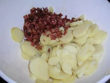 Rezept: Spanferkel-Krustenbraten mit lauwarmem Kartoffelsalat (deftige Hausmannskost: unsere Art) Bild Nr. 10 Spanferkel-Krustenbraten mit lauwarmem Kartoffelsalat (deftige Hausmannskost: unsere Art) - Rezept - Bild Nr. 10