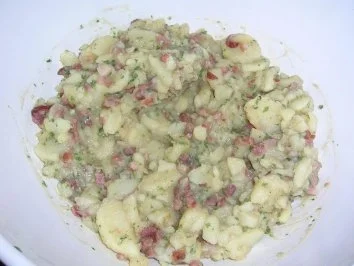 Rezept: Spanferkel-Krustenbraten mit lauwarmem Kartoffelsalat (deftige Hausmannskost: unsere Art) Bild Nr. 12 Spanferkel-Krustenbraten mit lauwarmem Kartoffelsalat (deftige Hausmannskost: unsere Art) - Rezept - Bild Nr. 12