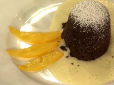 Rezept: Warme Schokoladentörtchen mit Zabaione und frischen Früchten (Janine Kunze) Warme Schokoladentörtchen mit Zabaione und frischen Früchten (Janine Kunze) - Rezept