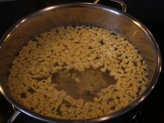 Rezept: Spätzle, Knöpfle Bild Nr. 2 Spätzle, Knöpfle - Rezept - Bild Nr. 2