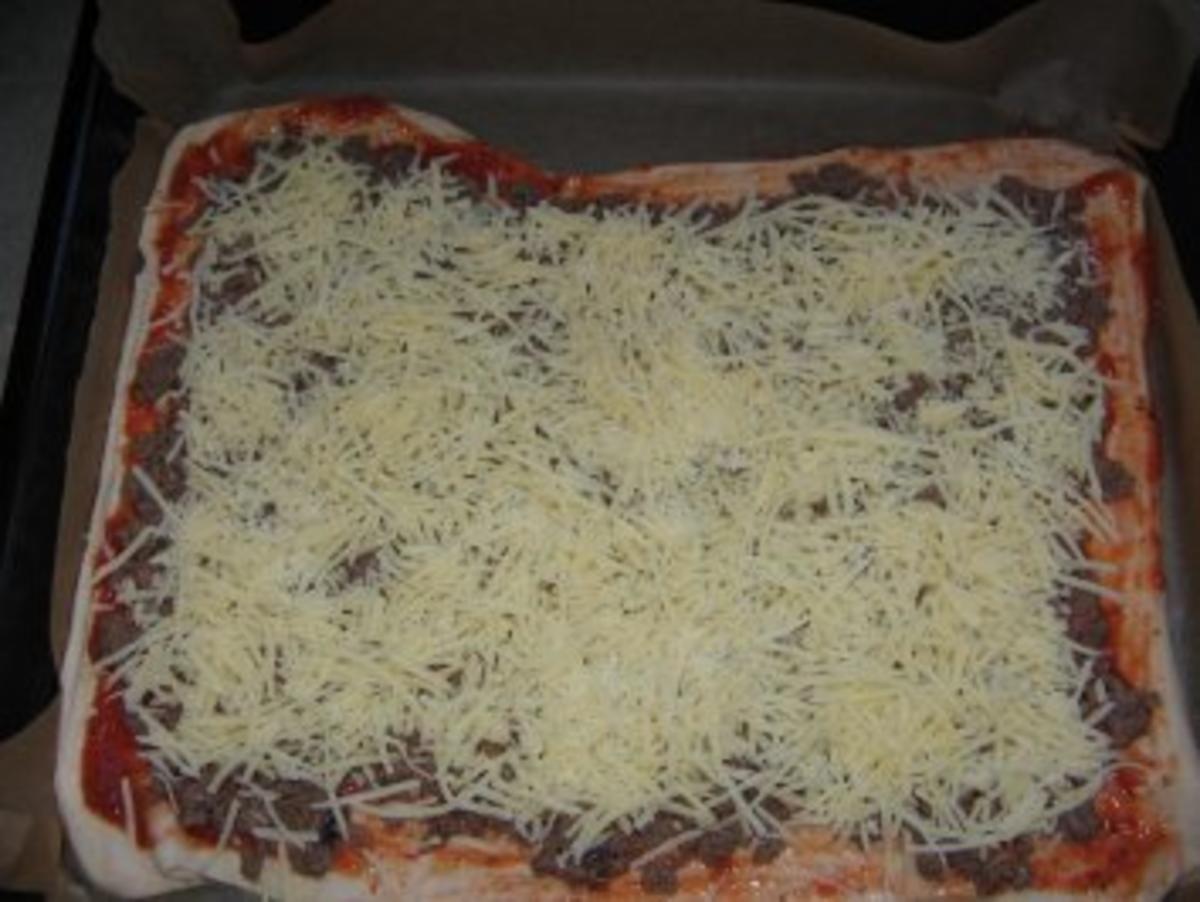 Hackfleischpizza mit Hackfleisch gemischt und Zwiebeln - Rezept mit ...