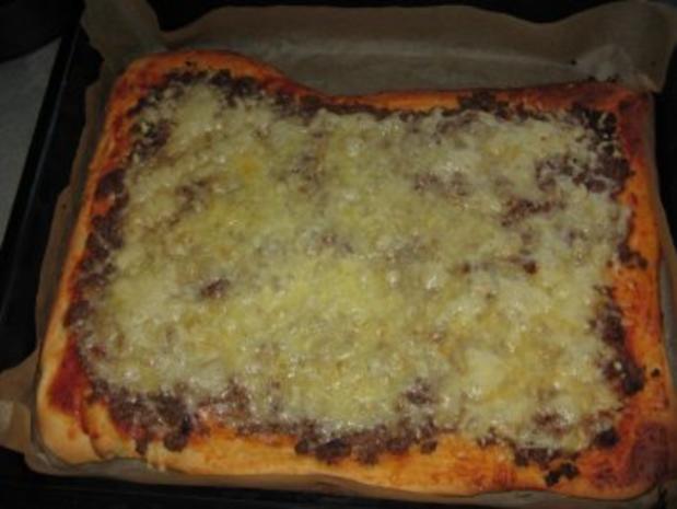 Hackfleischpizza Mit Hackfleisch Gemischt Und Zwiebeln - Rezept Mit ...