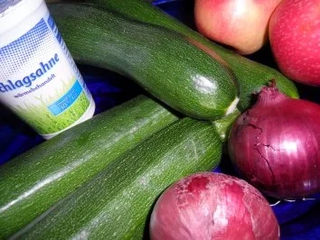 Zucchinsüppchen mit Apfel-Zwiebel-Schmelz - Rezept - Bild Nr. 2