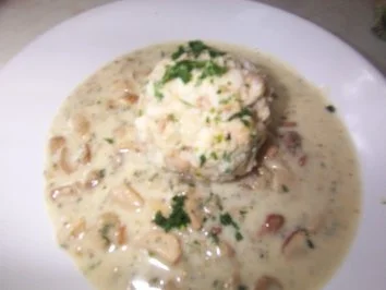Semmelknödel mit Pilzrahmsauce - Rezept