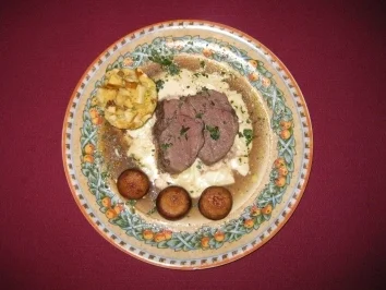 Hirschkalbsrücken auf Rahmkolrabi mit Champignons und Brezenauflauf - Rezept